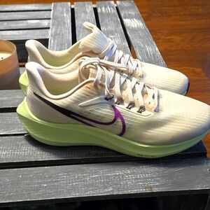 NIKE Air Zoom Pegasus 39 Running Shoes womens 8 Light Orewood Plumb Purple